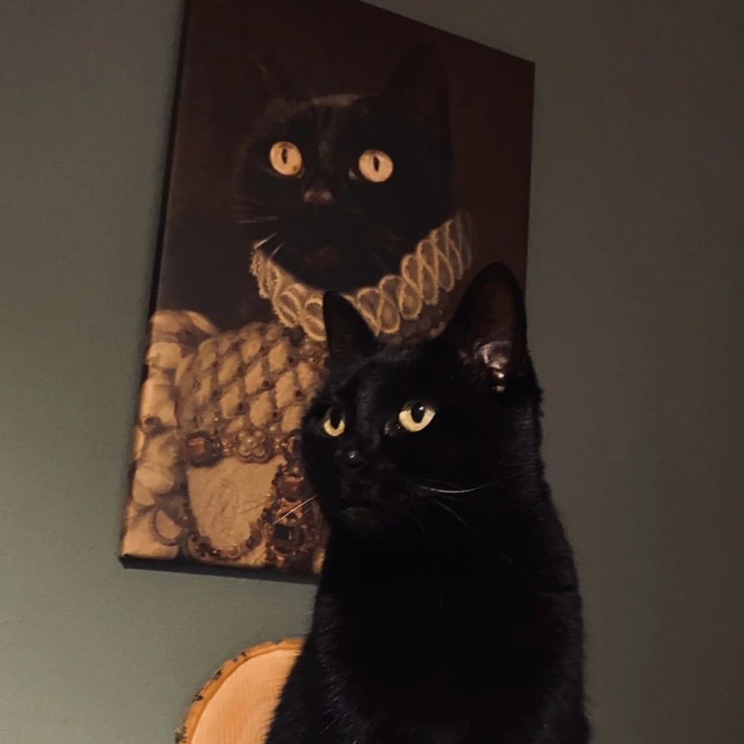 Schwarze Katze die vor ihrem personalisierten Porträt sitzt