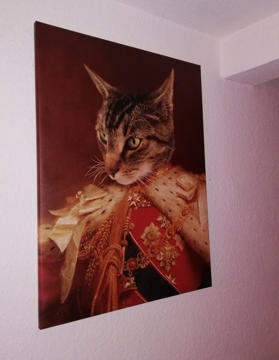 Portrait einer Katze als König hängt an der Wand