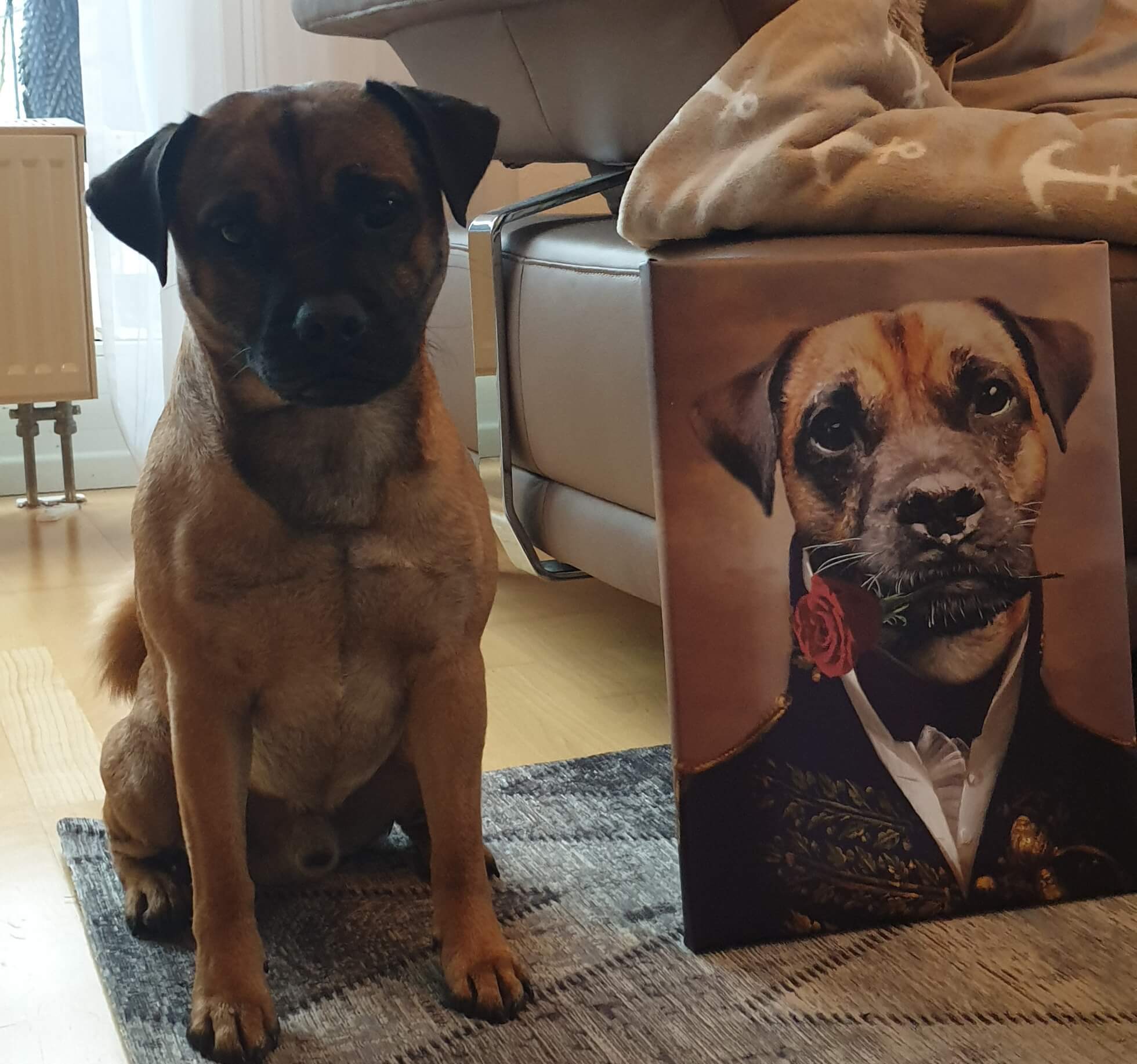 Süßer Hund neben seinem Gemälde