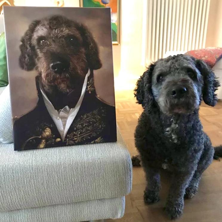 Schwarzer Hund sitzt neben seinem Gemälde Hund auf dem Sofa